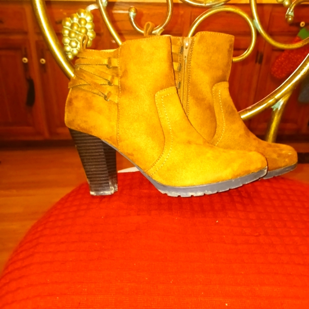 Rialto Size 10 Heels Ankle Boots